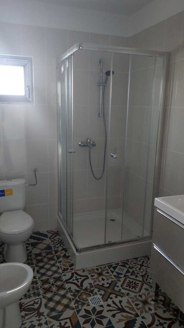 Placi ceramice si obiecte sanitare montate in grup sanitar la etaj