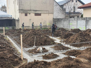 Plantare armatura si cofrare grinzi fundatie casa metalica thumbnail