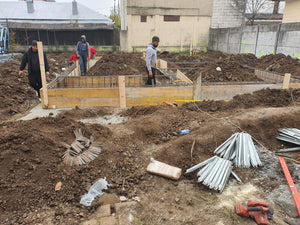 Plantare armatura si cofrare grinzi fundatie casa metalica thumbnail