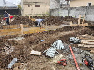 Plantare armatura si cofrare grinzi fundatie casa metalica thumbnail