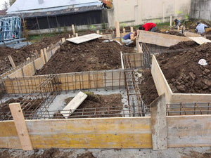 Plantare armatura si cofrare grinzi fundatie casa metalica thumbnail