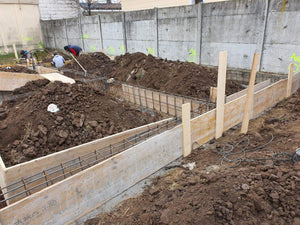 Plantare armatura si cofrare grinzi fundatie casa metalica thumbnail