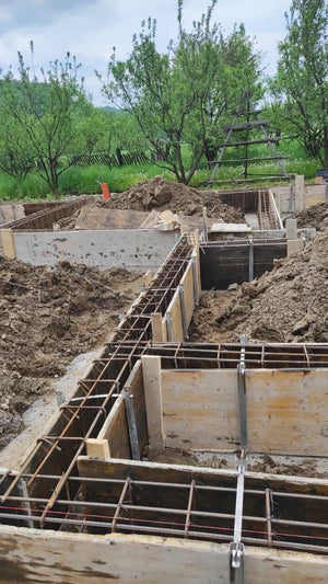 Plantare si cofraj armatura grinzi fundatie casa metalica 206 mp thumbnail