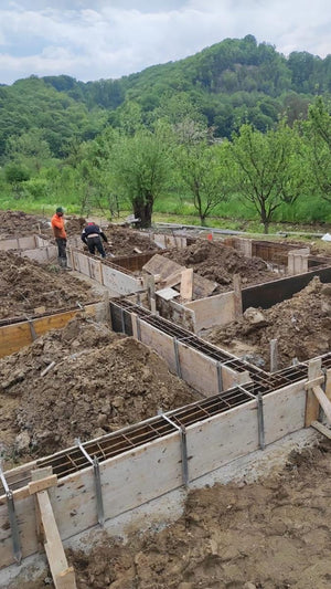 Plantare si cofraj armatura grinzi fundatie casa metalica 206 mp thumbnail