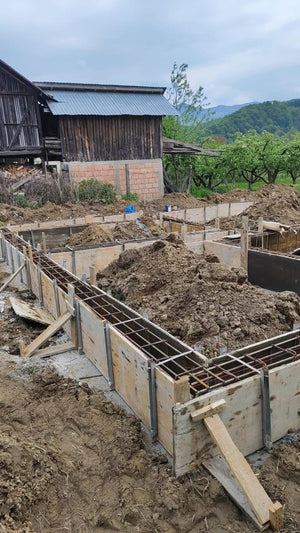 Plantare si cofraj armatura grinzi fundatie casa metalica 206 mp thumbnail