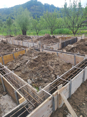 Plantare si cofraj armatura grinzi fundatie casa metalica 206 mp thumbnail