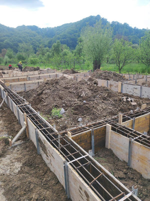 Plantare si cofraj armatura grinzi fundatie casa metalica 206 mp thumbnail