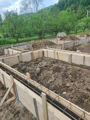 Plantare si cofraj armatura grinzi fundatie casa metalica 206 mp thumbnail