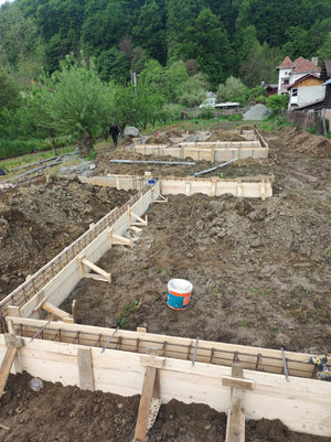 Plantare si cofraj armatura grinzi fundatie casa metalica 206 mp thumbnail