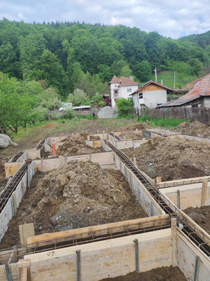 Plantare si cofraj armatura grinzi fundatie casa metalica 206 mp thumbnail