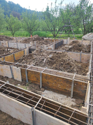 Plantare si cofraj armatura grinzi fundatie casa metalica 206 mp thumbnail