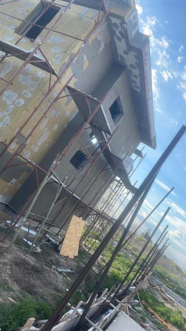 plasa fibra inglobata in stratul de baza la fatada casei metalice