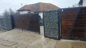 Porti de acces realizate din structura metalica si panouri de lemn thumbnail