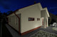Proiect casa pe structura metalica mica cu terasa 112-090 - fatada de casa alba imagine 9