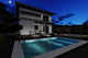 Proiect casa pe structura metalica moderna cu balcoane 052 - fatada de casa cu piatra piscina exterioara imagine 11