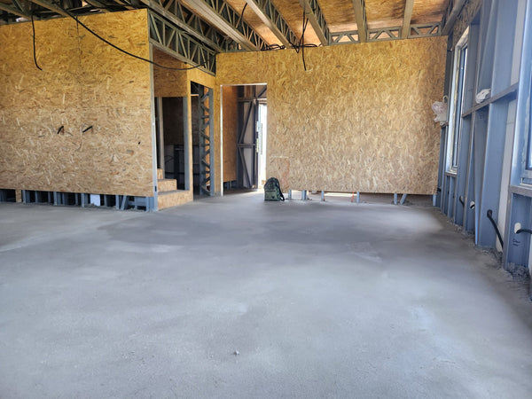 Sapa proaspat turnata peste furtun incalzire in pardoseala montat pe placa EPS