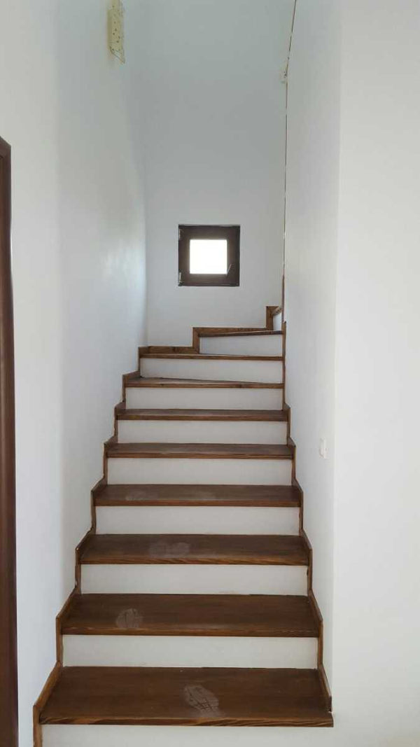 scara placata cu lemn masiv catre etaj