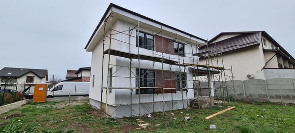 schela pe fatada pentru finisaj exterior la proiect casa metalica cu etaj