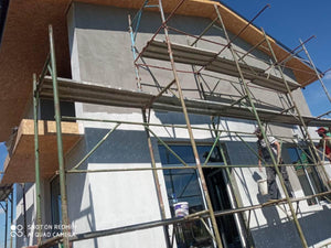 Strat amorsa aplicat pe fatade casa metalica in constructie thumbnail