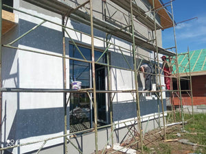 Strat amorsa aplicat pe fatade casa metalica in constructie thumbnail
