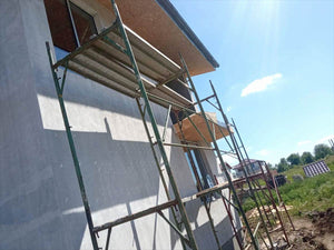 Strat amorsa aplicat pe fatade casa metalica in constructie thumbnail