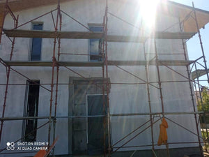 Strat amorsa aplicat pe fatade casa metalica in constructie thumbnail