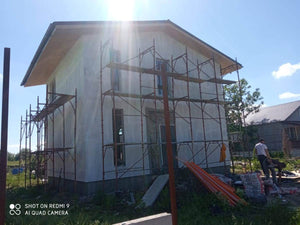 Strat amorsa aplicat pe fatade casa metalica in constructie thumbnail