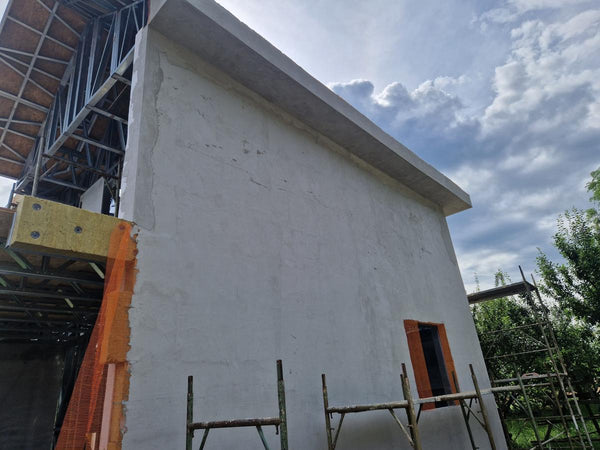 strat armat de spaclu pe fatade casa in santier