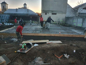 Strat balast nisip, izolatie polistiren si armare plasa fundatie casa metalica thumbnail
