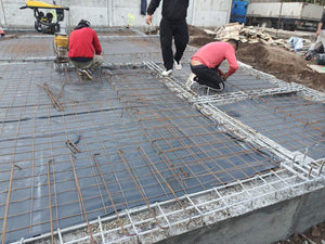 Strat balast nisip, izolatie polistiren si armare plasa fundatie casa metalica thumbnail