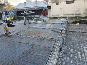 Strat balast nisip, izolatie polistiren si armare plasa fundatie casa metalica thumbnail