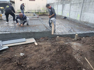 Strat balast nisip, izolatie polistiren si armare plasa fundatie casa metalica thumbnail