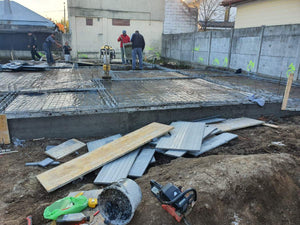 Strat balast nisip, izolatie polistiren si armare plasa fundatie casa metalica thumbnail