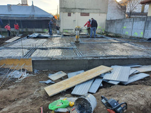 Strat balast nisip, izolatie polistiren si armare plasa fundatie casa metalica thumbnail