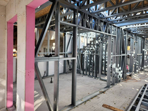 Structura metalica casa cu etaj in etapa de inchidere exterioara canturi usi intrare