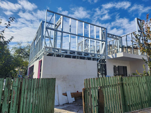Structura metalica casa cu etaj in etapa de inchidere exterioara vedere din strada