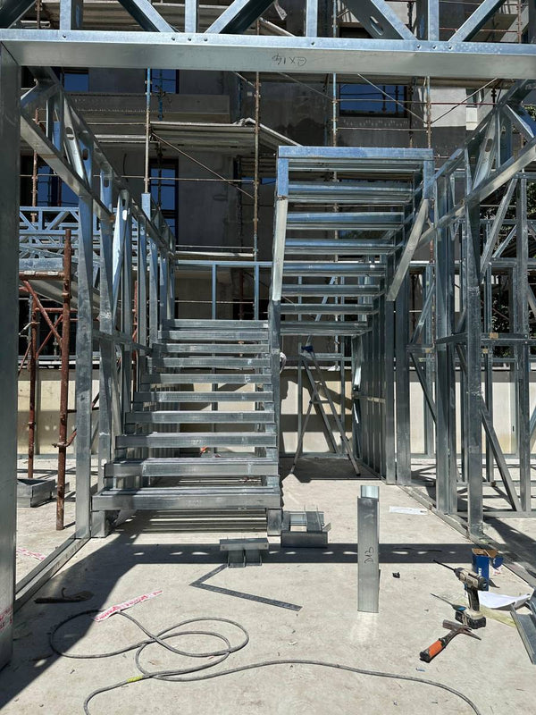 structura metalica scara intre nivele casa rezidentiala