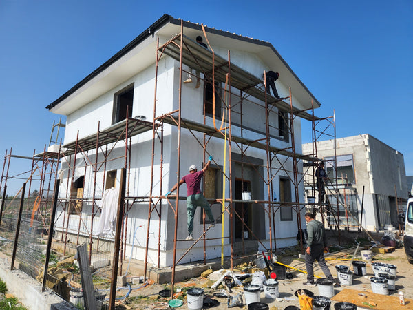 tencuiala decorativa casa cu cadru metalic in lucru