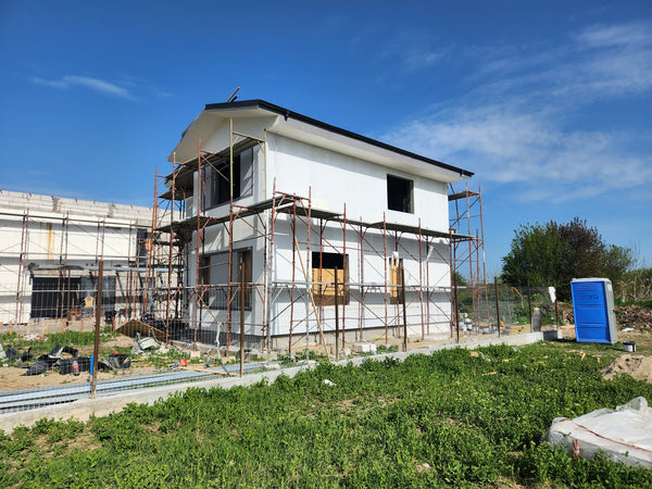 tencuiala decorativa aplicata pe fatadele casei metalice vedere exterior gard