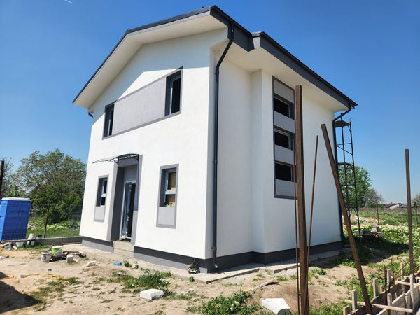 tencuiala decorativa casa cu etaj structura usoara din fata laterala dreapta