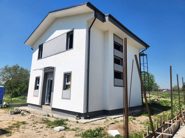 detaliu tencuiala decorativa casa cu etaj structura usoara din fata laterala dreapta