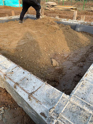 Umplerea spatiilor dintre fundatii pentru casa de 162 mp in Snagov thumbnail