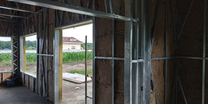 Umplutura peretilor cu vata minerala constructie casa metalica thumbnail