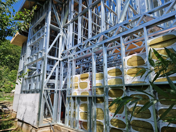 Vedere laterala montaj placi de fibrociment casa metalica